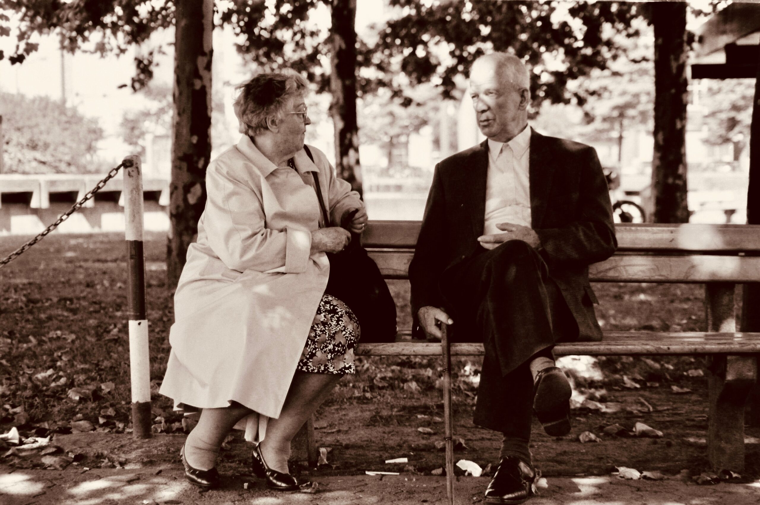 Treppenlift Anbieter Baden-Württemberg 2026 – Anbieter vergleichen und die passende Lösung finden A senior couple enjoys a peaceful conversation on a park bench during the day.