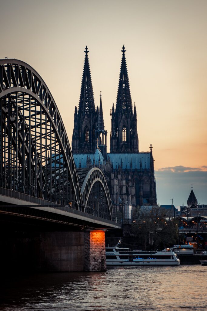 pexels photo 17613811 17613811 Stunning view of Cologne Cathedral with Hohenzollern Bridge at sunset.