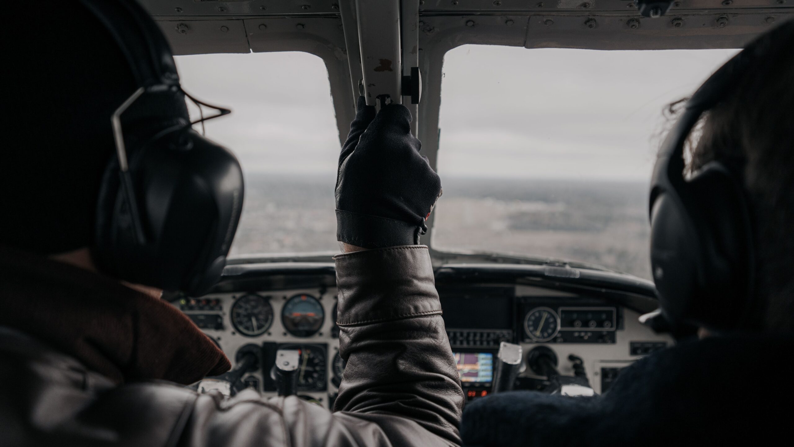 Treppenlift Pilot Saarland – Ihr unabhängiger Partner für Treppenlifte im Saarland Two pilots operating a small aircraft from the cockpit with clear dashboard view.
