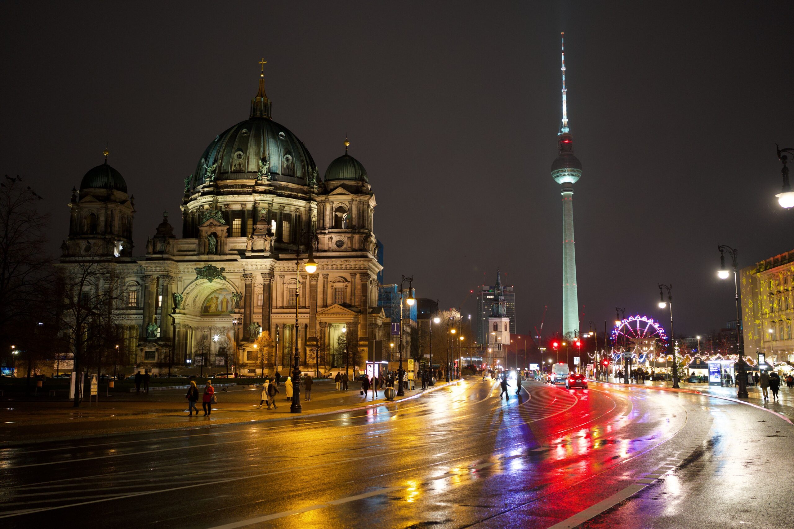 Treppenlift Kosten Berlin 2026: Preise, Zuschüsse und Spartipps A captivating night scene featuring Berlin Cathedral and Fernsehturm illuminated in Berlin, Germany.