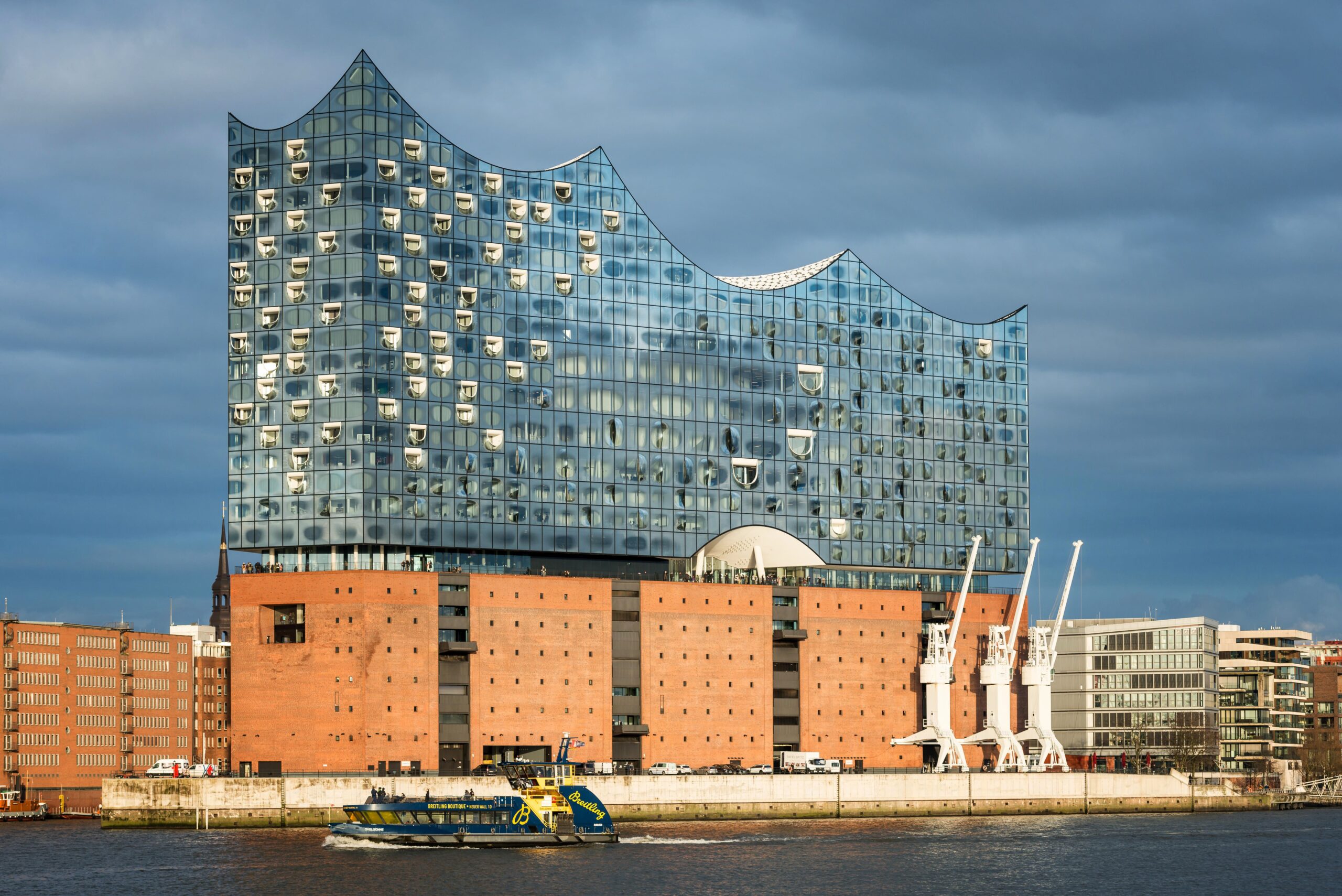 Treppenlift Hamburg 2026: Der große Ratgeber zu Modellen, Preisen, Förderung, Anbietern & Spartipps in allen Stadtteilen Stunning view of the Elbphilharmonie in Hamburg, Germany, showcasing its unique modern architecture.