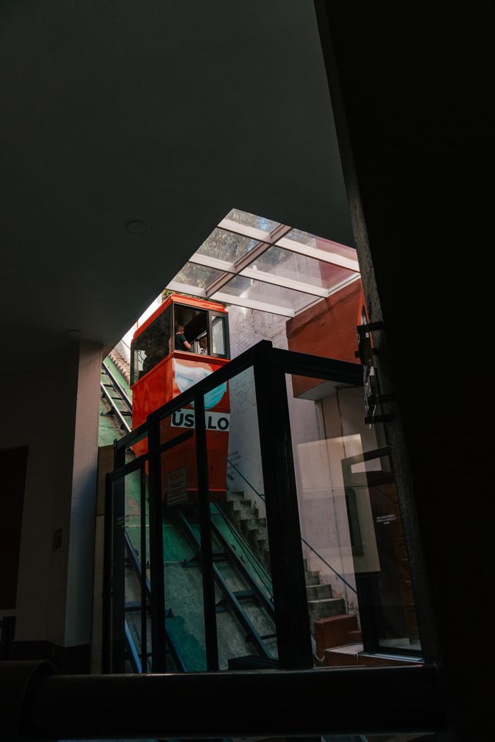 services-02 View of a funicular in Guanajuato, capturing architectural details.
