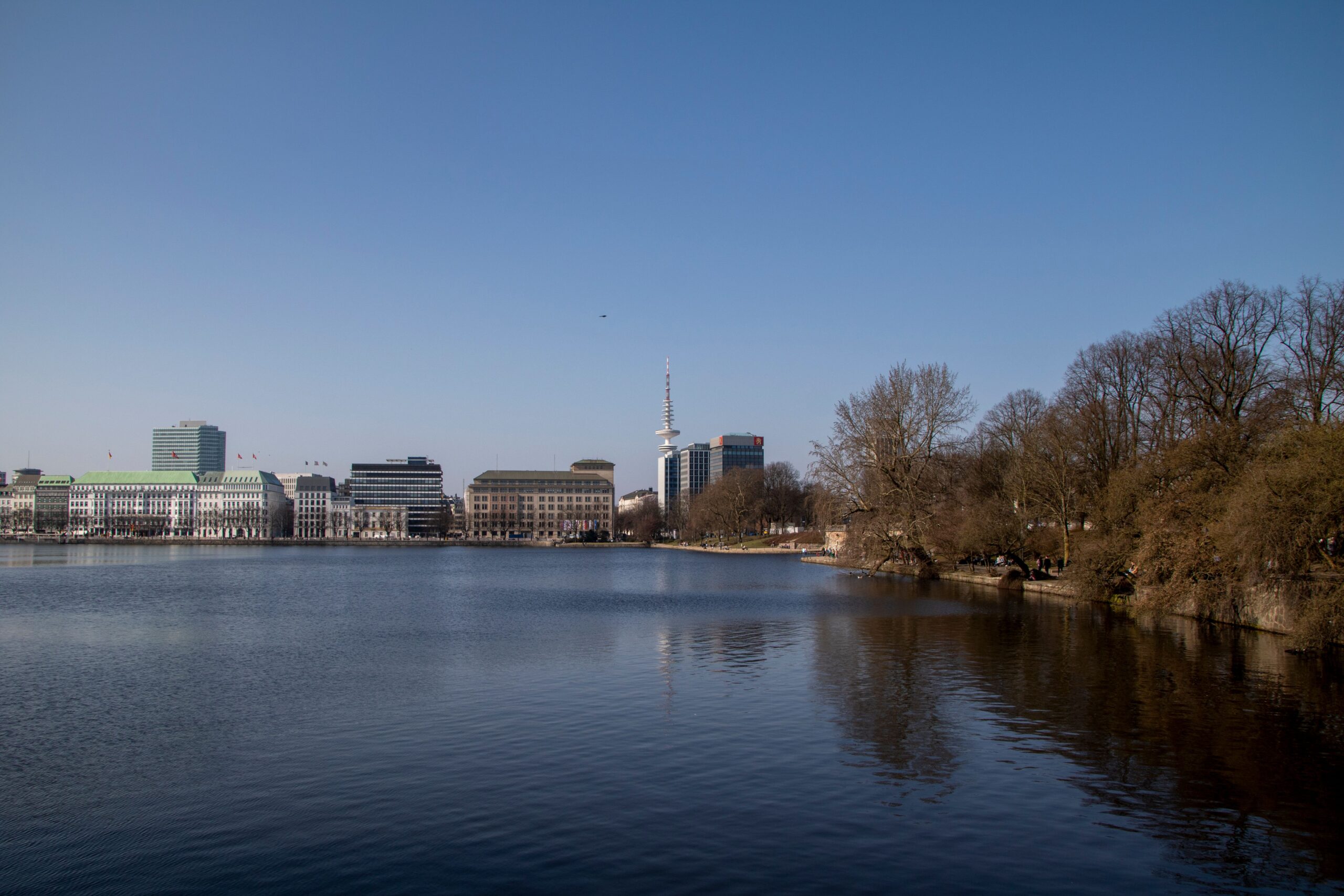 Treppenlift Kosten Hamburg 2026: Preise, Zuschüsse, Preisunterschiede in den Stadtteilen & clevere Spartipps A beautiful view of the Binnenalster lake in Hamburg with clear blue skies and iconic landmarks.