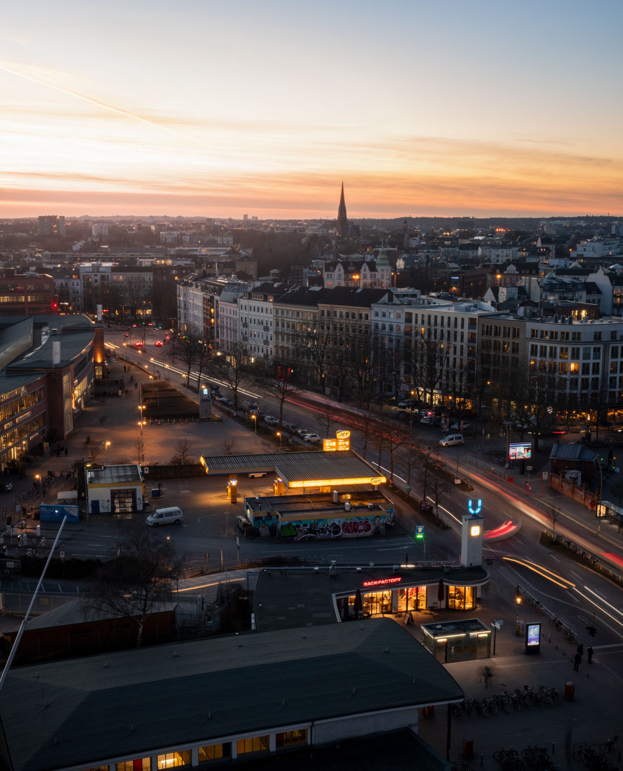 Treppenlift Anbieter Hamburg 2026: So finden Sie den besten Service für Ihr Zuhause Stunning aerial capture of Hamburg's urban landscape during a colorful sunset.