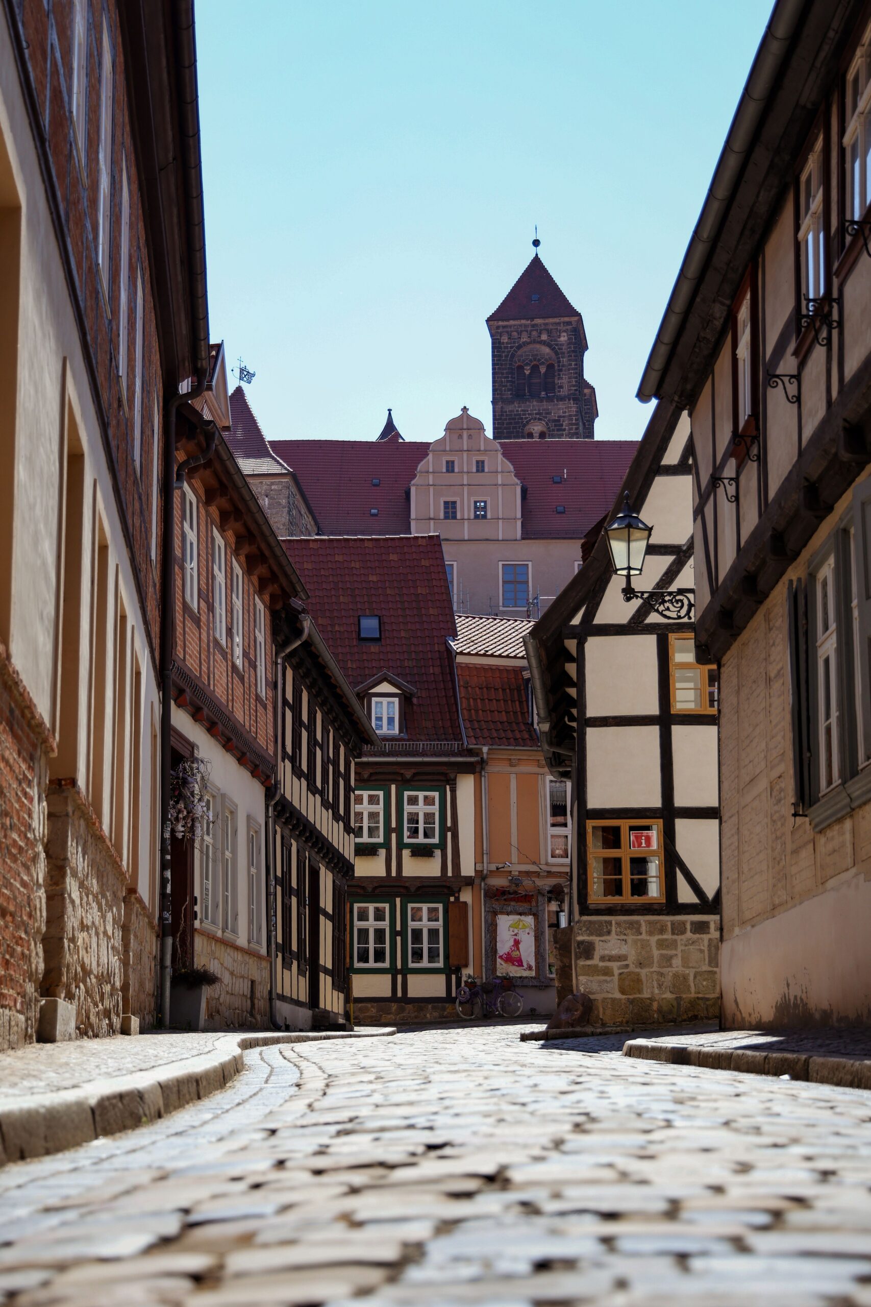 Treppenlift Kosten Sachsen – Preise, Kostenfaktoren und Sparmöglichkeiten im Überblick Explore the cobblestone streets and historic architecture of Quedlinburg, Germany.