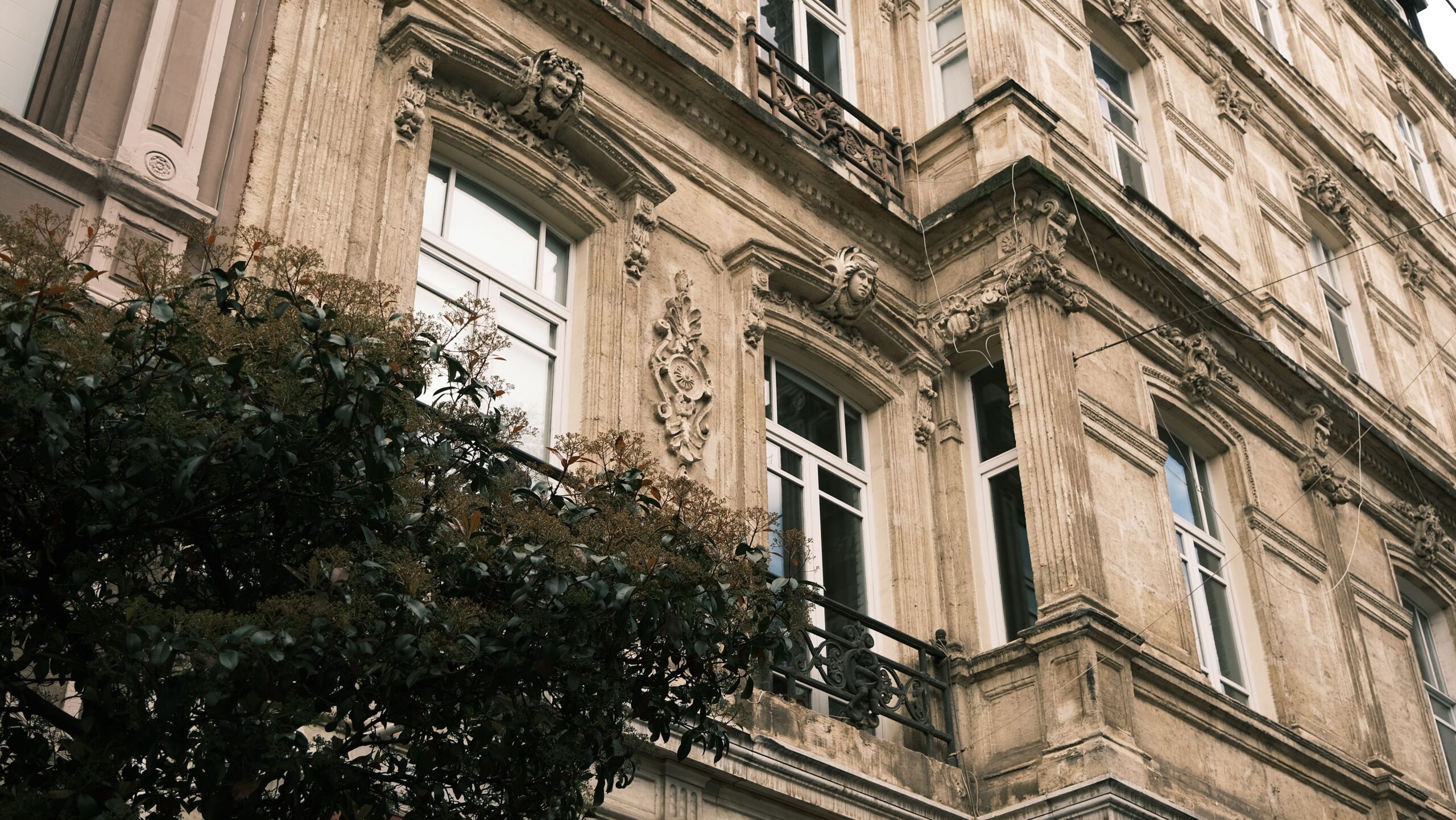 Treppenlift Altbau Thüringen – Komfortable Lösungen für historische Wohngebäude Elegant building facade with ornate decorations and large windows, capturing classic architectural style.