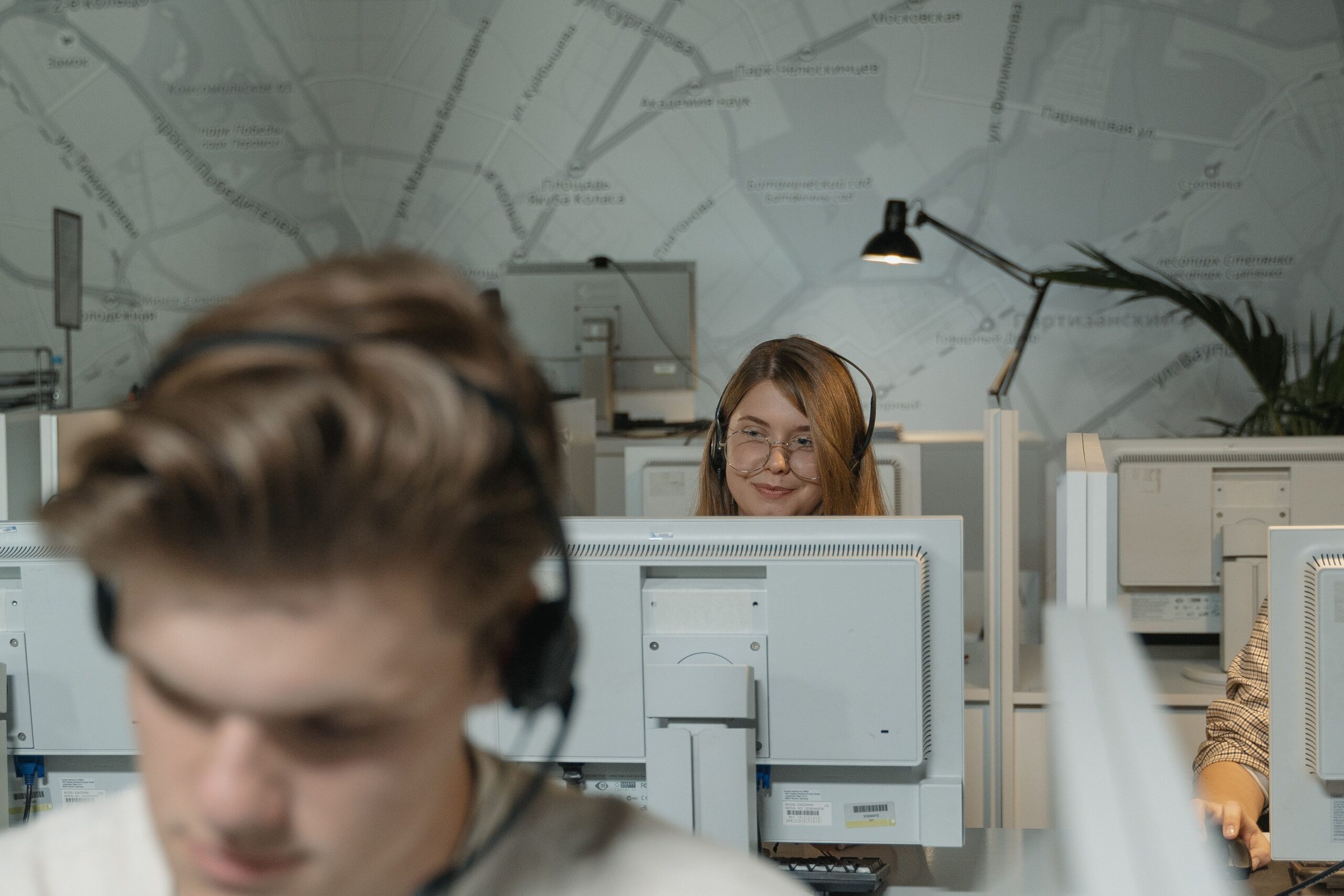 Treppenlift Anbieter Niedersachsen: Geprüfte Fachhändler vergleichen Call center employees working with computers and headsets, providing customer support.