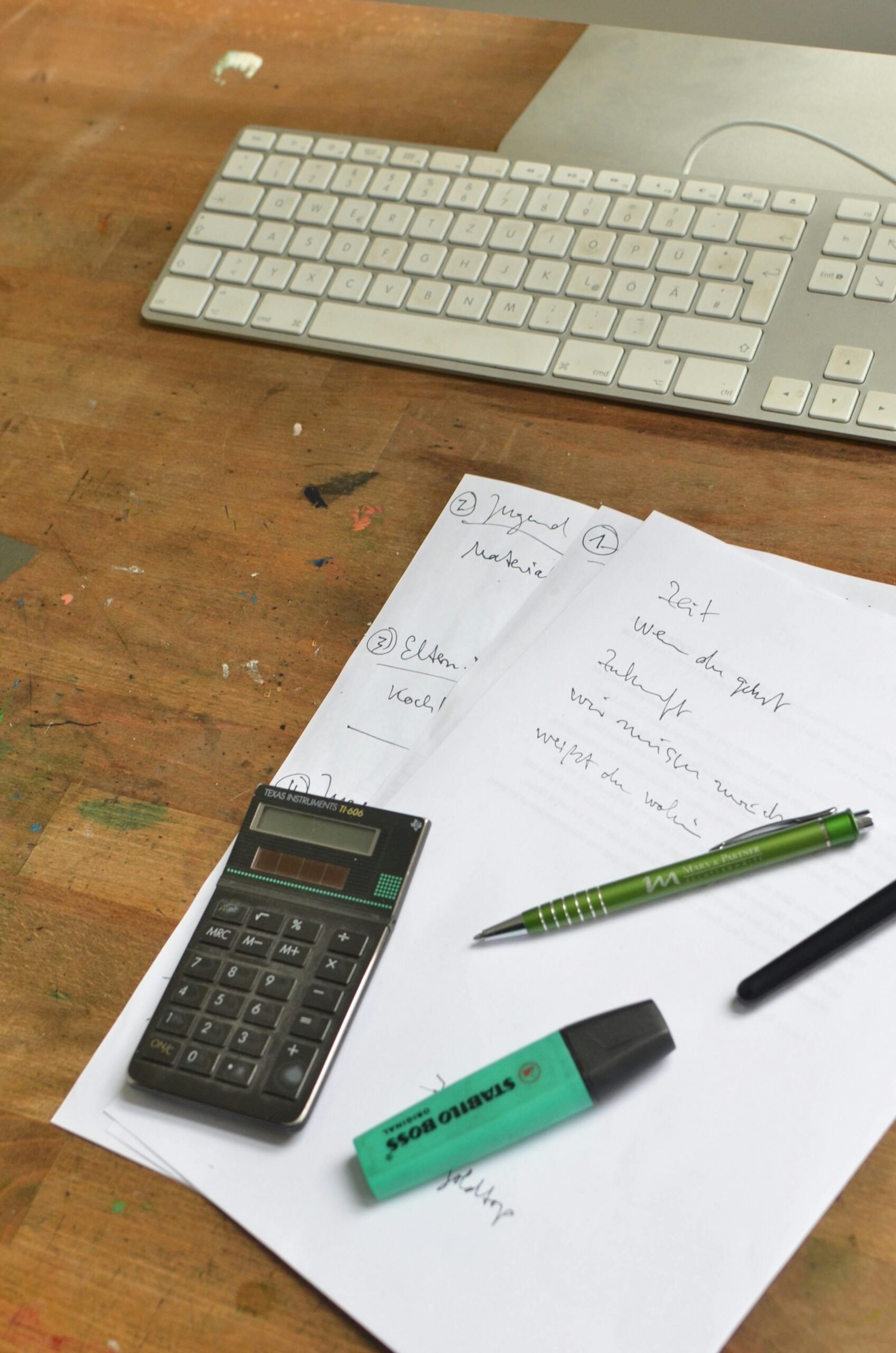 Treppenlift Pflegekasse 2026: Zuschüsse, Antrag und Voraussetzungen einfach erklärt High angle of papers with notes placed with calculator and pens near computer at workplace