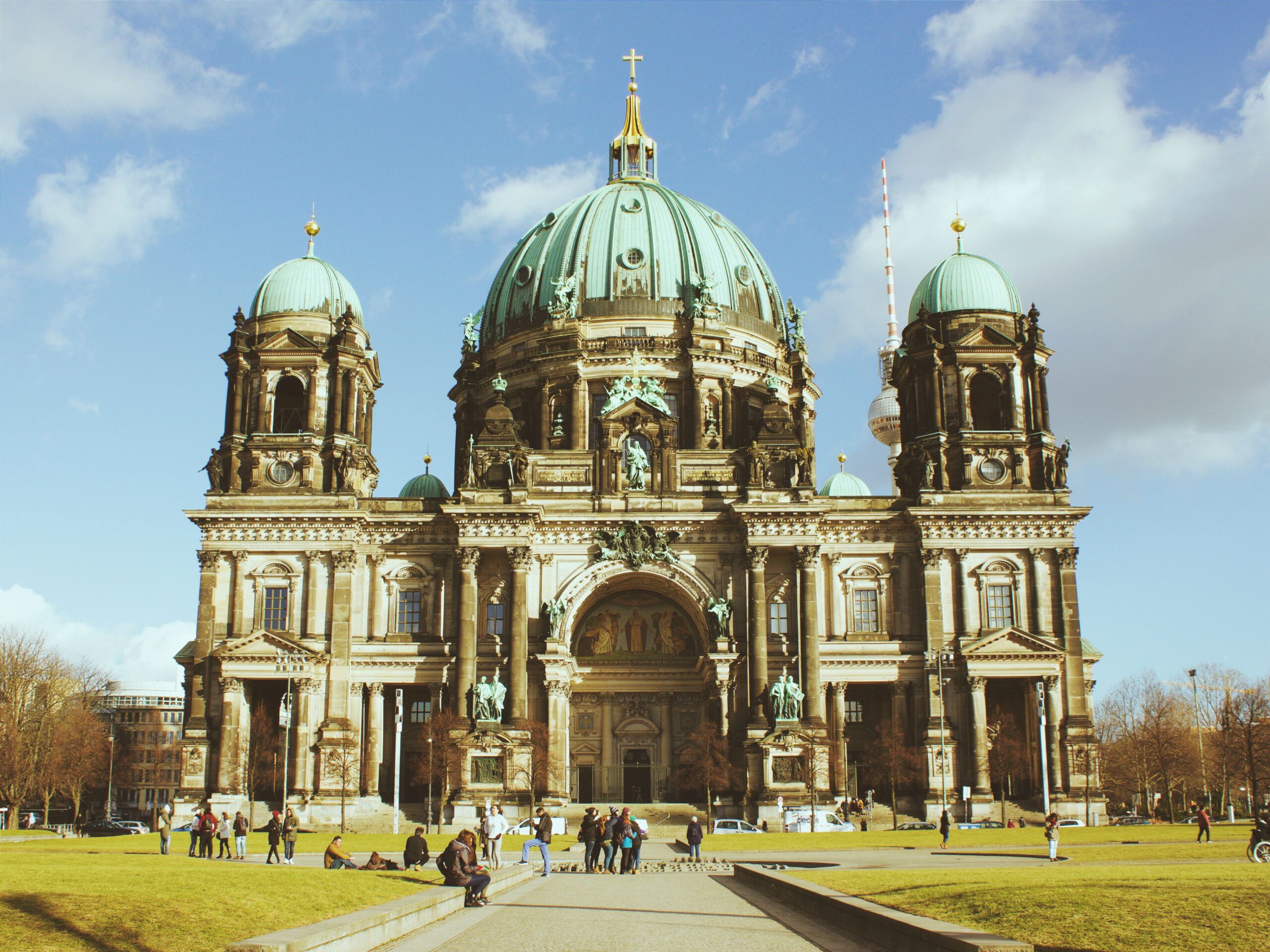 Treppenlift Anbieter Berlin 2026: Die besten Fachbetriebe in allen Stadtteilen, Preise, Service & Tipps A beautiful capture of the Berlin Cathedral showcasing its architectural grandeur against a vibrant sky.
