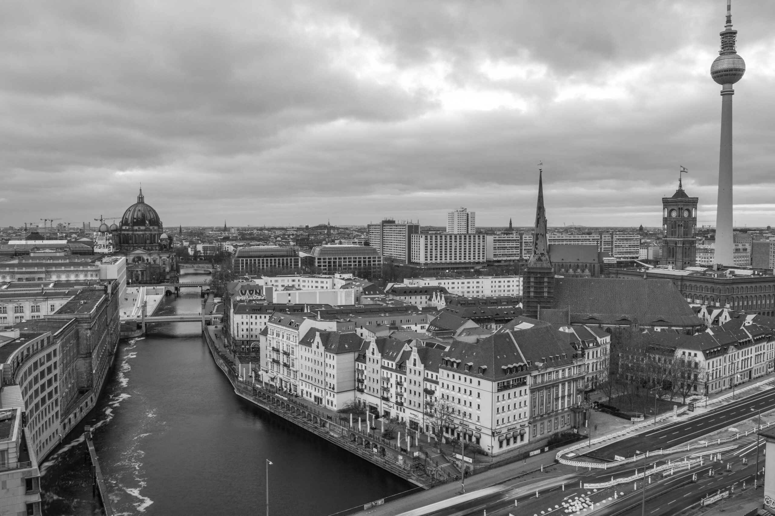 Treppenlift kaufen Berlin 2026: Ihr umfassender Ratgeber zu Modellen, Preisen, Anbietern, Förderung & Spartipps in allen Stadtteilen A dramatic black and white aerial view of Berlin featuring the iconic Fernsehturm and Spree River.
