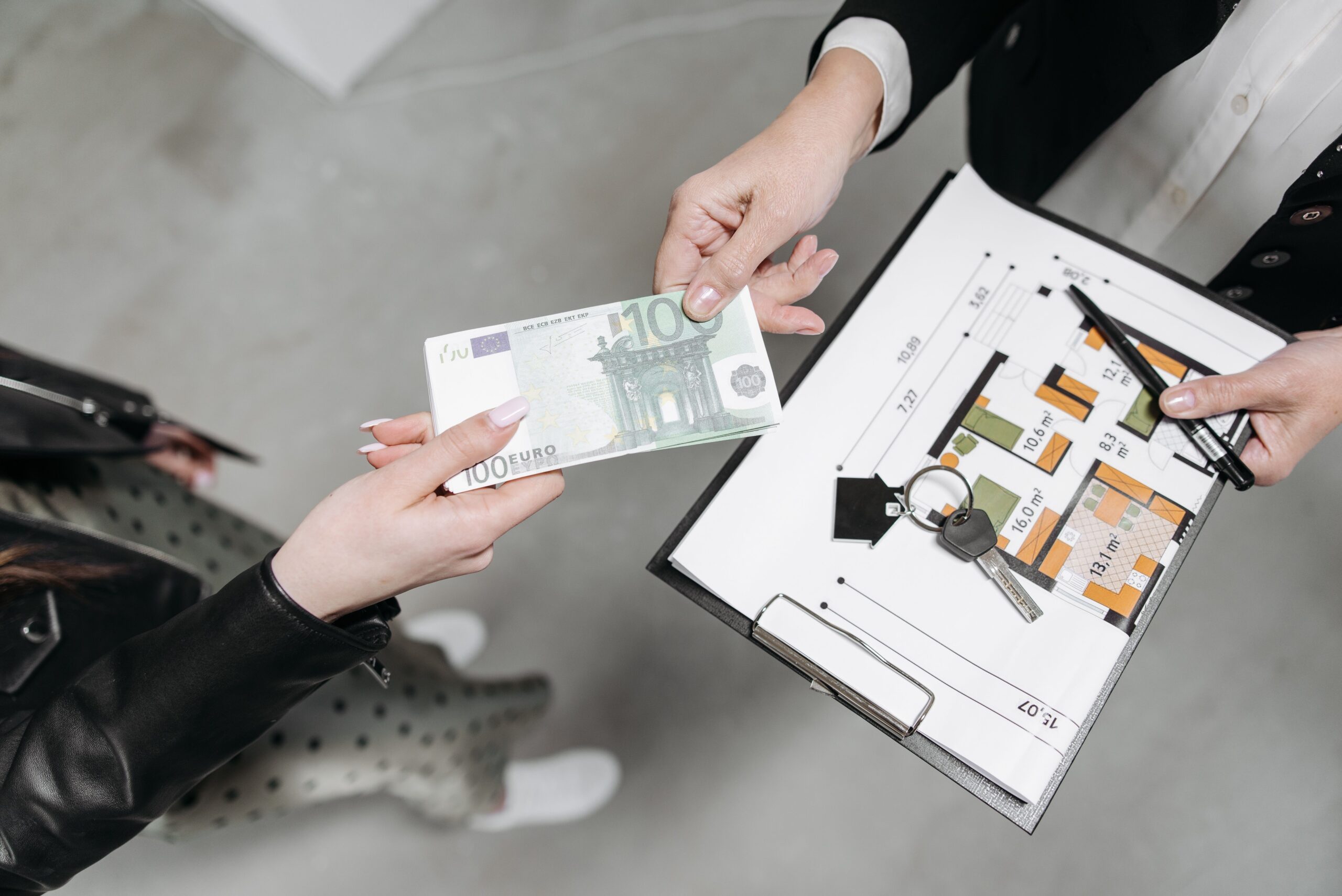 Treppenlift Kosten Hessen: Preise, Spartipps & Förderungen 2026 Close-up of a real estate transaction with euro bill, keys, and floor plan.