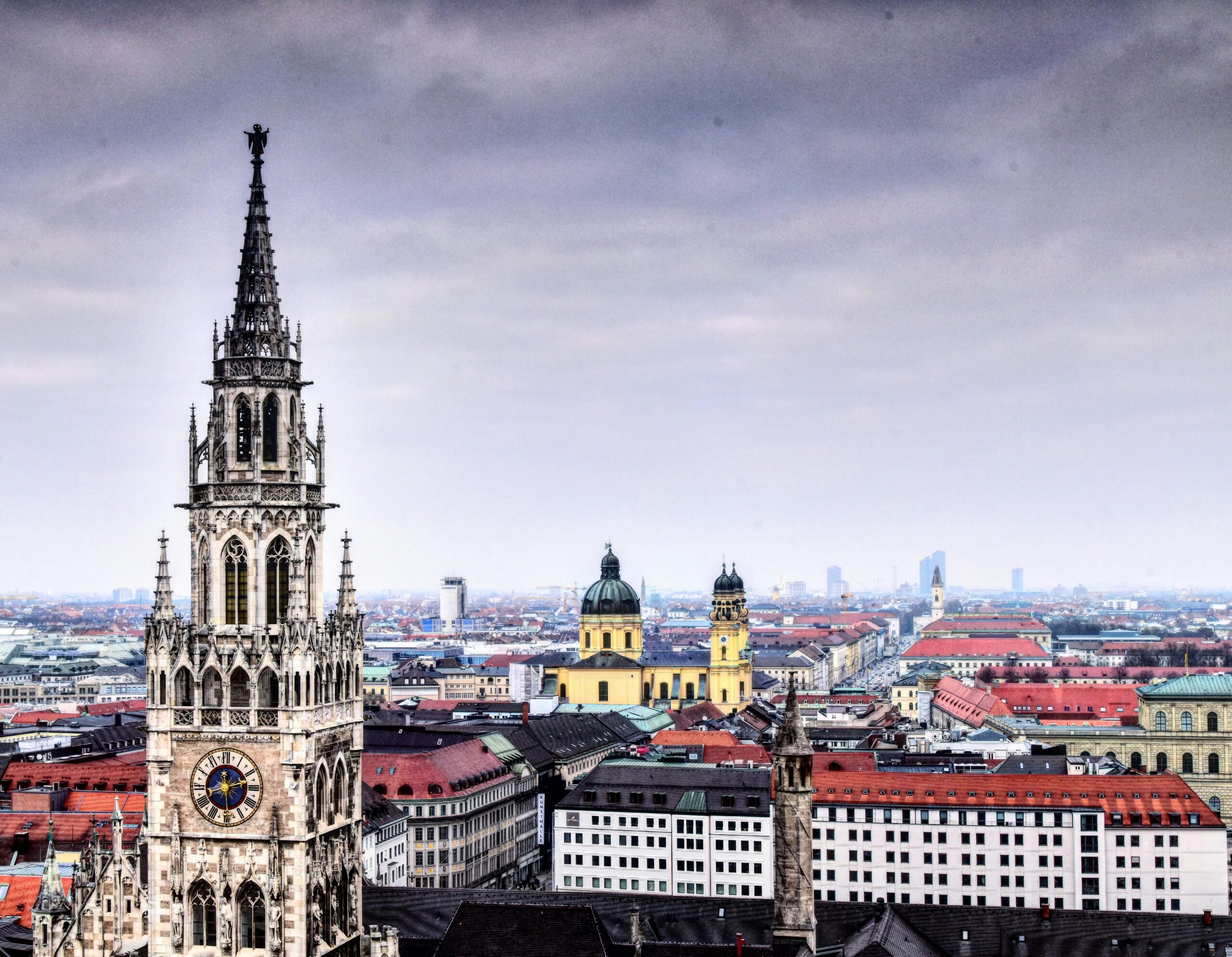Treppenlift Kosten Bayern – Preise, Kostenfaktoren und Spartipps 2026 Panoramic view of Munich with prominent clock tower and historic buildings.
