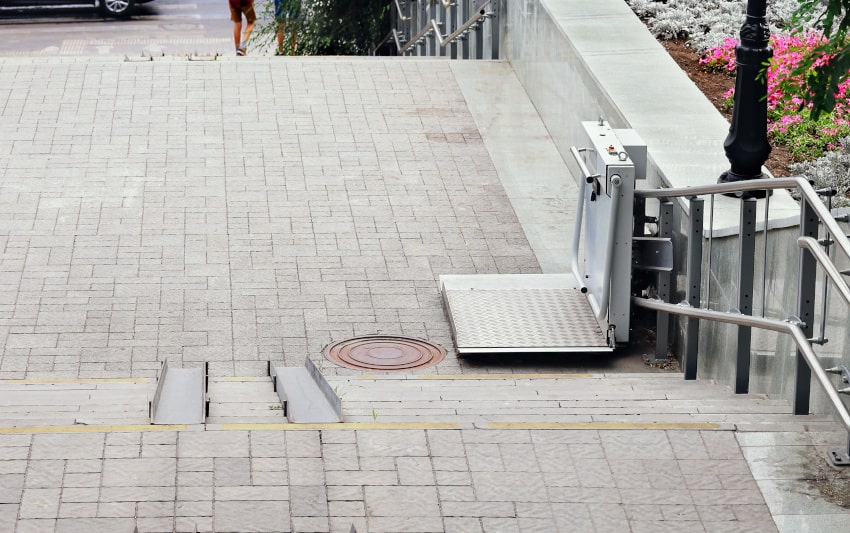 plattformlift aussen unten an treppe