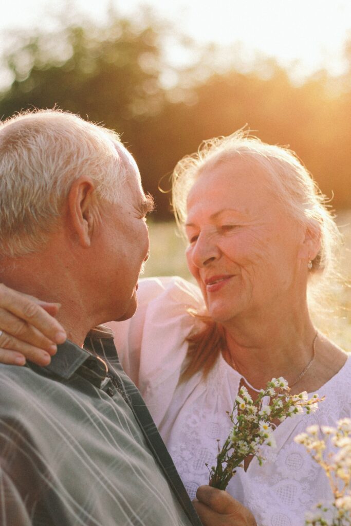 Treppenlift für kurvige Treppen Bochum – Lösungen Senior couple sharing a loving moment outdoors during sunset.