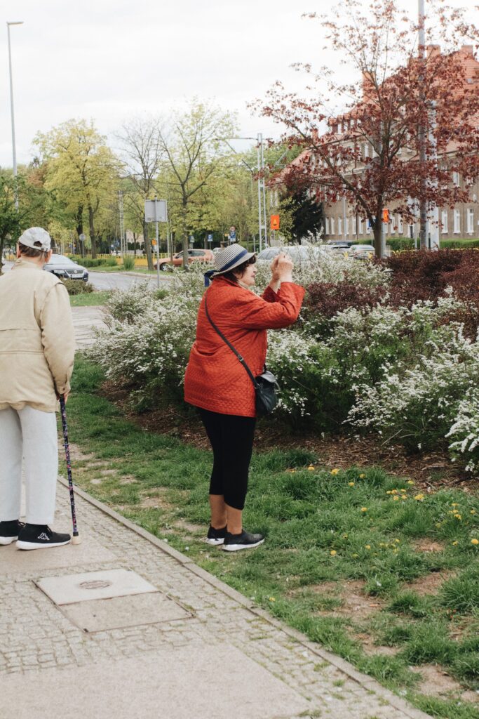 Treppenlift mit Pflegegrad: Zuschuss und Antrag richtig planen Two senior adults enjoying nature photography on a street in Poland.