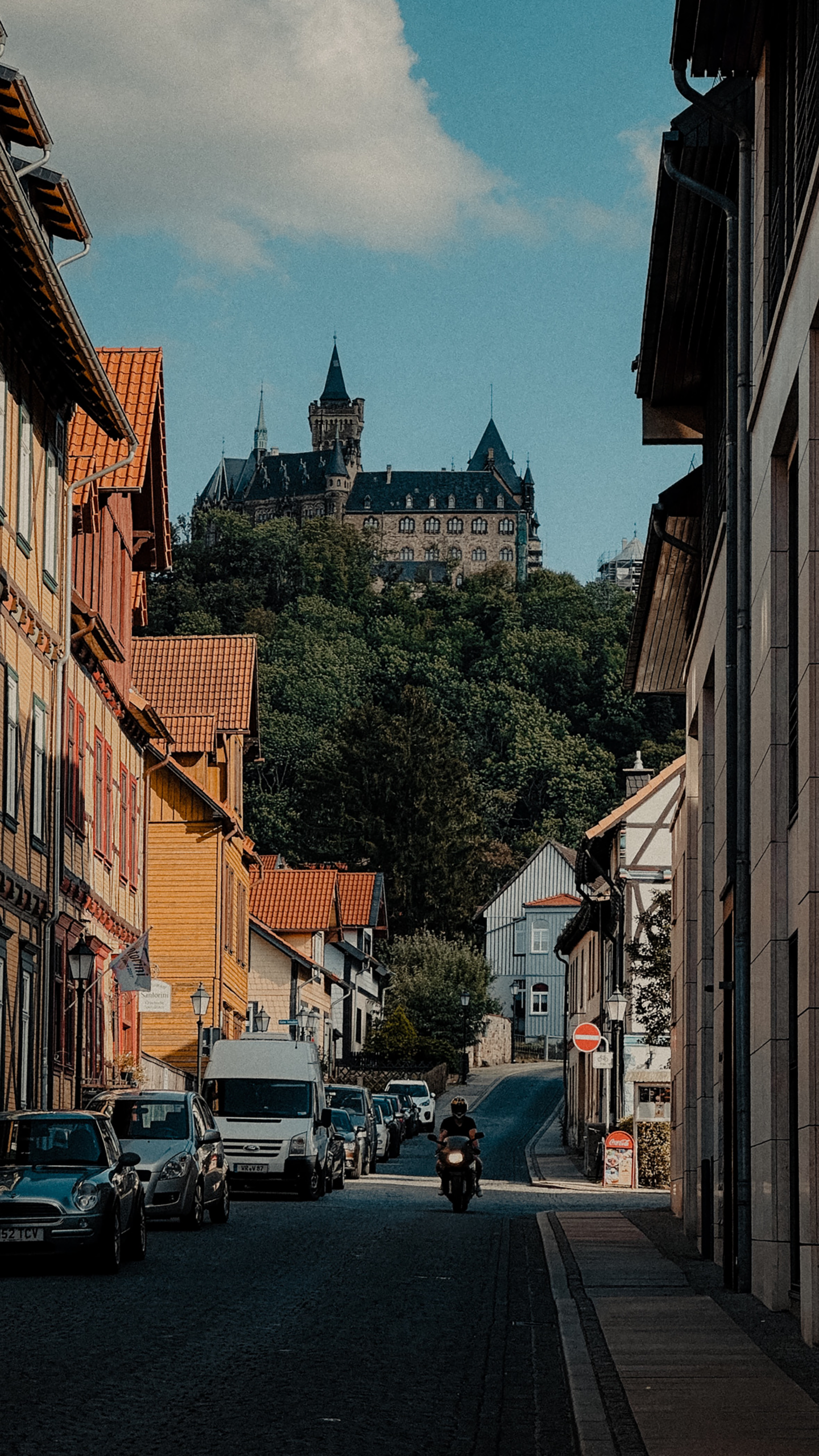 Treppenlift Pflegekasse Sachsen-Anhalt Picturesque street in Wernigerode, Germany with a view of the historic Wernigerode Castle.