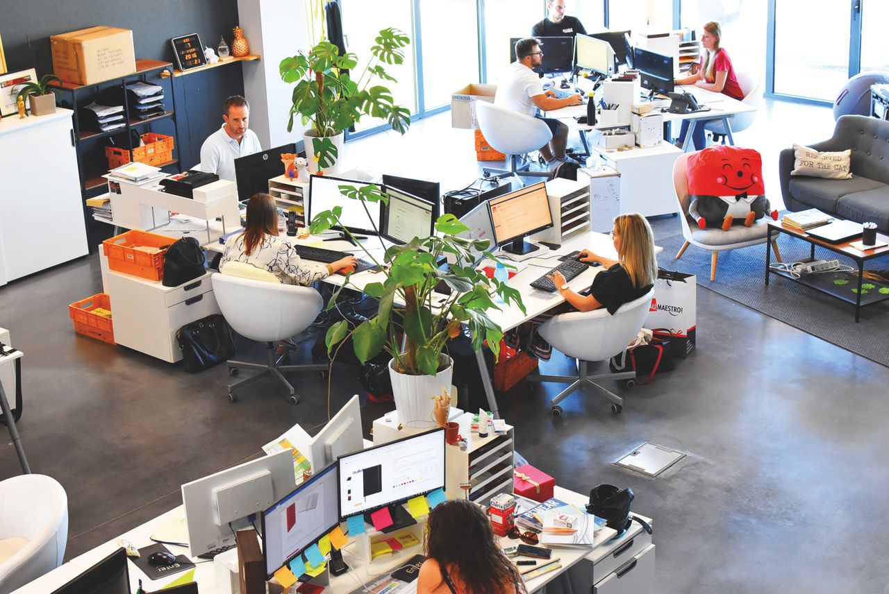 Treppenlift A vibrant modern office with employees collaborating at their desks.