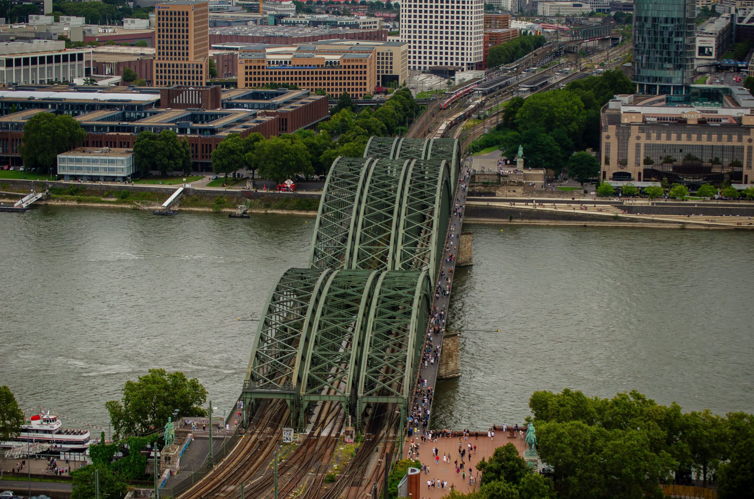 Treppenlift für enge und schmale Treppen in Köln – Diese Lösungen funktionieren Aerial view showcasing the iconic Hohenzollern Bridge spanning the Rhine River in Cologne, Germany.