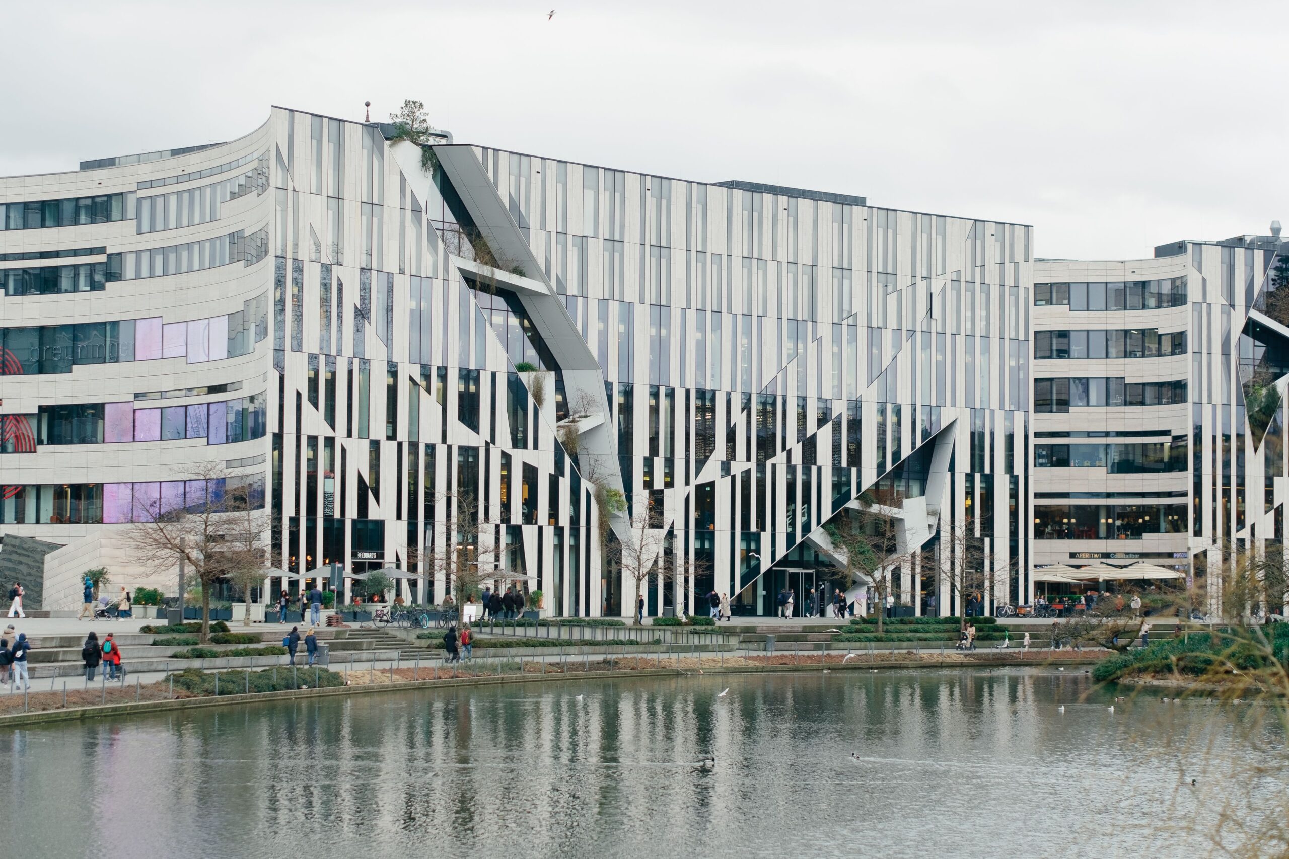 Barrierefreies Wohnen Düsseldorf: Neue Trends und Anforderungen für Senioren Contemporary building with reflective facade near a river in Düsseldorf, Germany