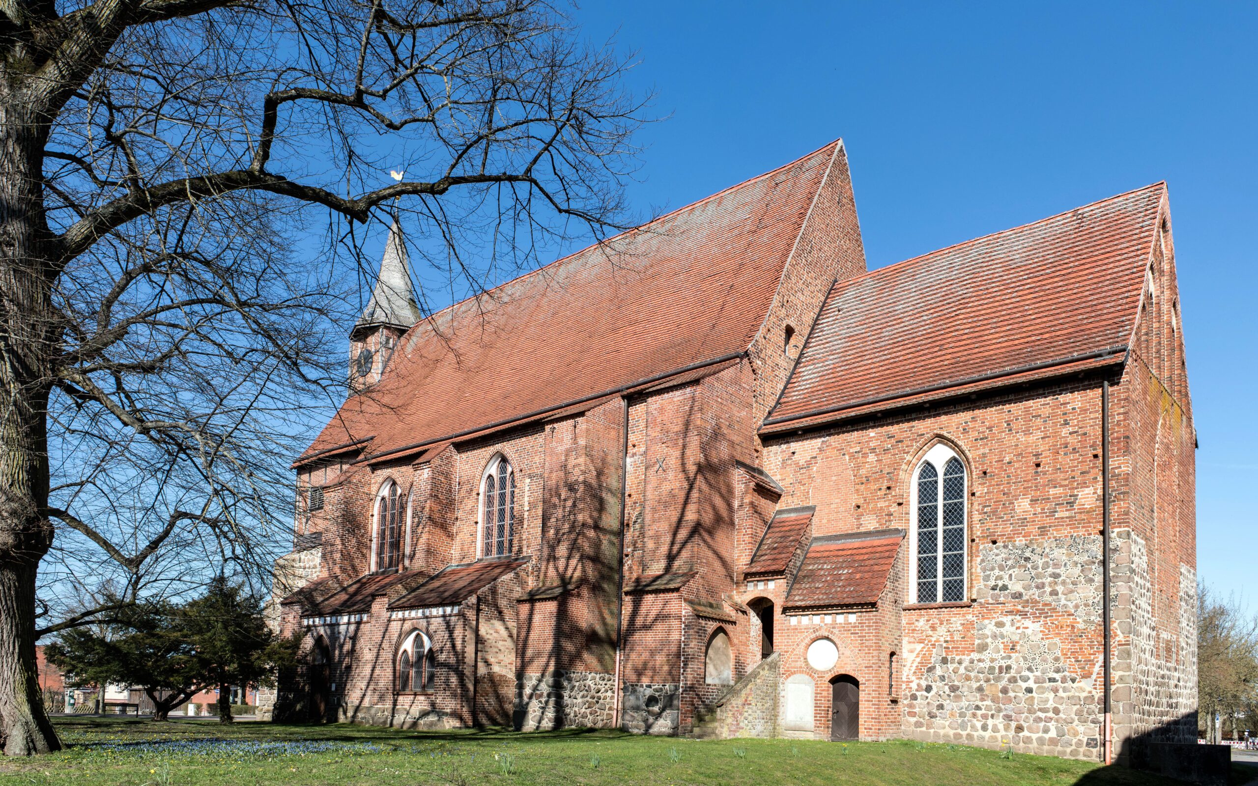 Treppenlift für gerade Treppen im Bauernhaus Captivating view of the historic brick church in Zarrentin am Schaalsee under a clear blue sky.