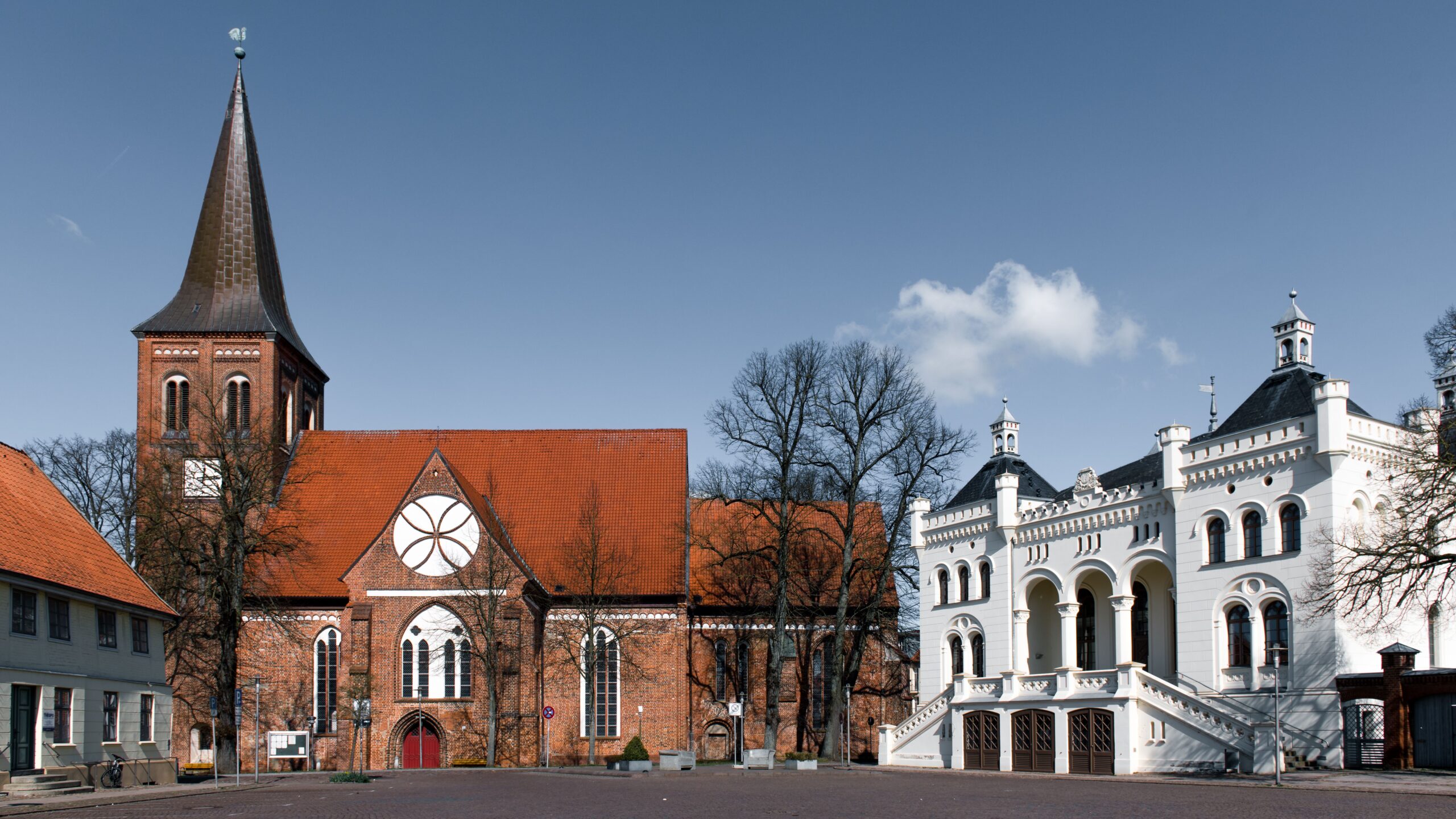 Treppenlift mieten oder kaufen: Zweitwohnsitz MV View of St Mary's Church and historic buildings in Wittenburg, Germany, showcasing Gothic and Renaissance architecture.