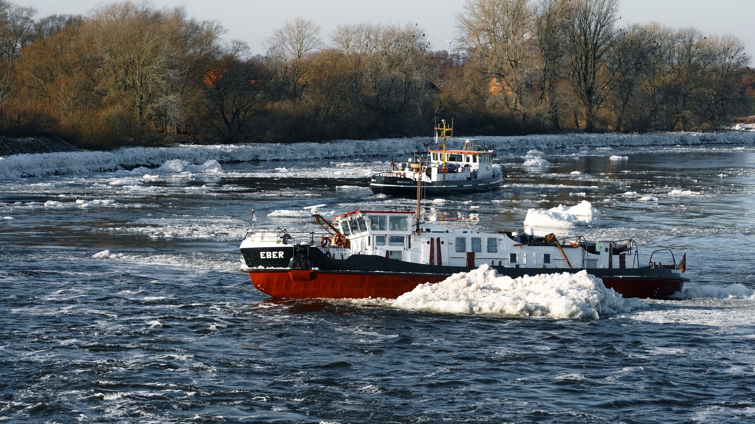 Treppenlift Anbieter Schleswig-Holstein Icebreakers tackle icy conditions on the Elbe River in Geesthacht, Schleswig-Holstein, Germany.