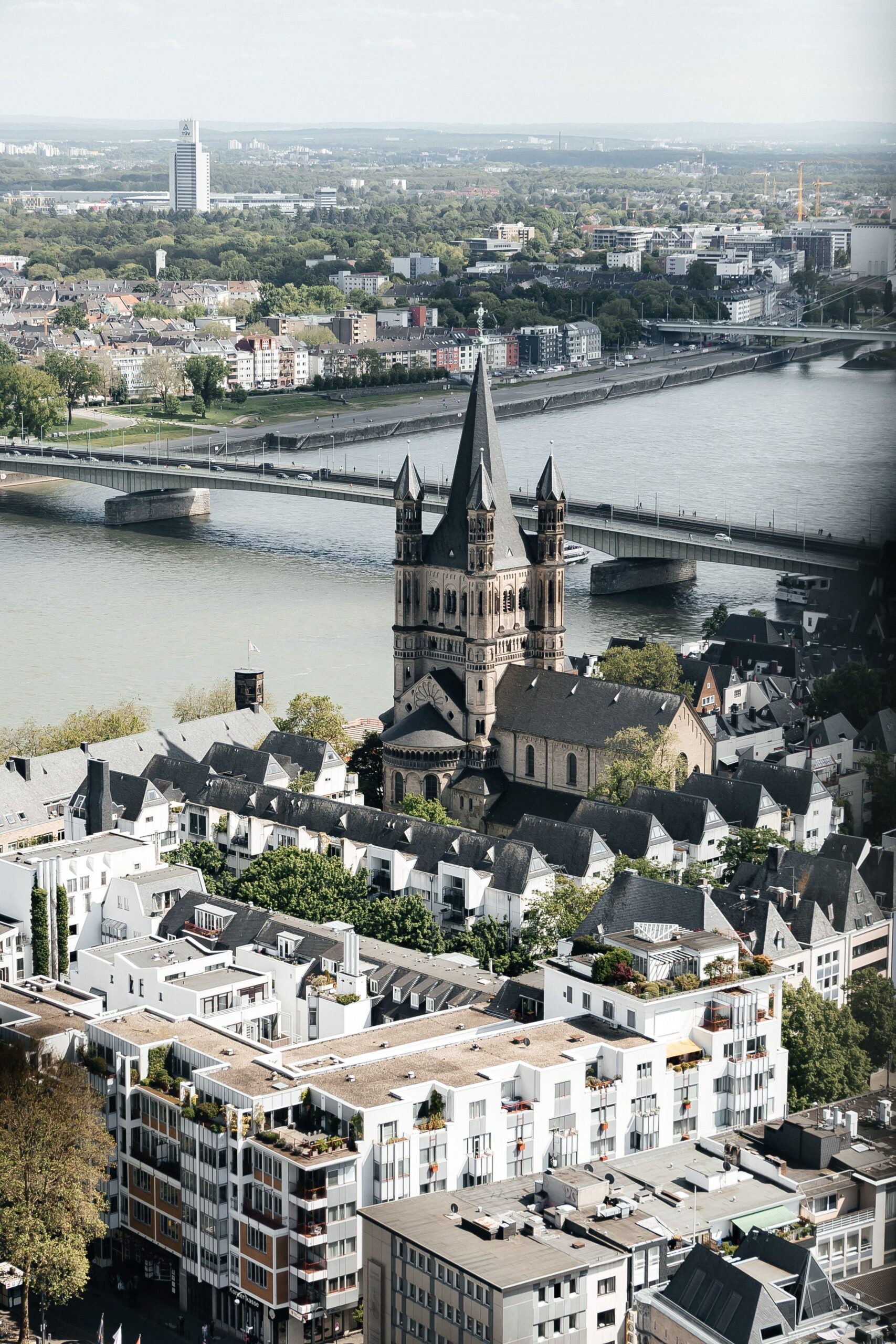 Treppenlift steuerlich absetzen in Köln – Kosten richtig geltend machen Aerial shot of Cologne, Germany, showcasing the iconic Great St. Martin Church and surrounding cityscape.